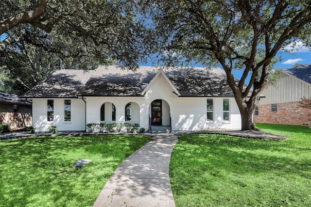 view of front of home featuring a front yard