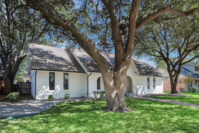 view of front of property with a front yard