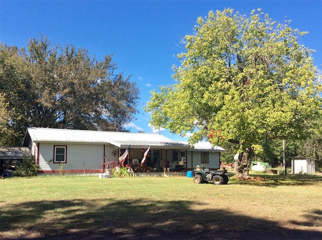 view of yard featuring a storage unit