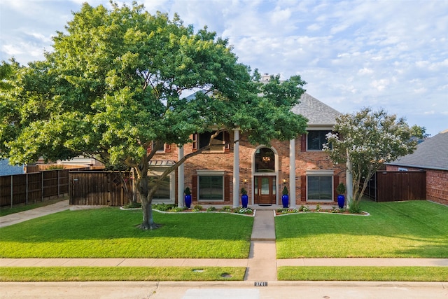 view of front of home featuring a front yard