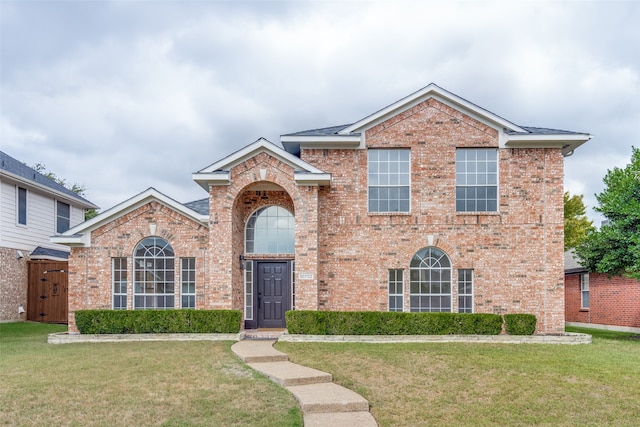 view of front property featuring a front yard