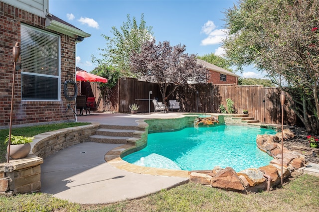 view of swimming pool featuring a patio