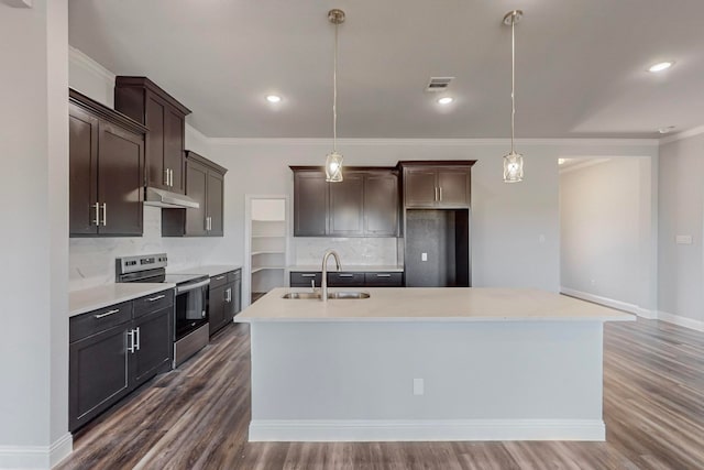 kitchen with dark hardwood / wood-style floors, a kitchen island with sink, sink, hanging light fixtures, and stainless steel electric stove