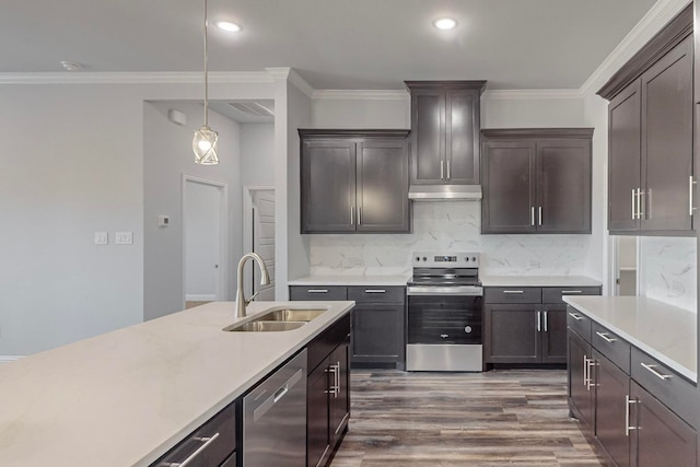 kitchen with dark wood-type flooring, stainless steel appliances, crown molding, and sink