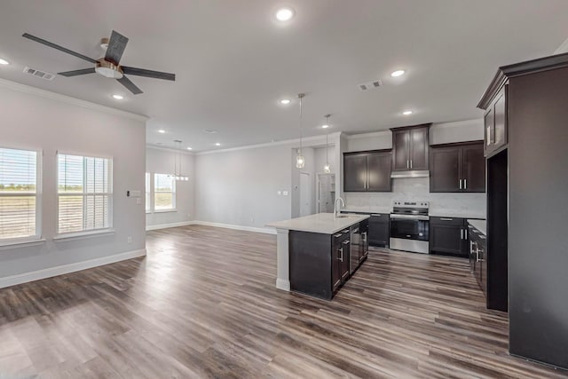 kitchen featuring a kitchen island with sink, dark hardwood / wood-style flooring, stainless steel stove, ceiling fan, and ornamental molding