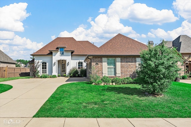 view of front of property featuring a front lawn