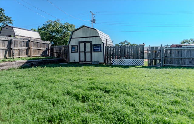 view of yard featuring a storage shed