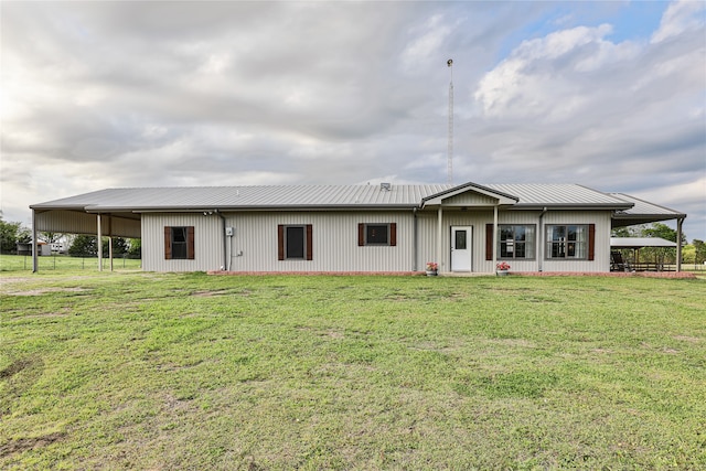 view of front of home featuring a carport and a front yard