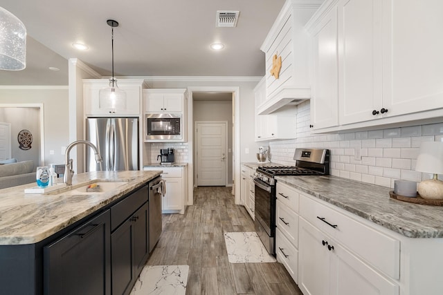 kitchen featuring white cabinets, visible vents, crown molding, and appliances with stainless steel finishes