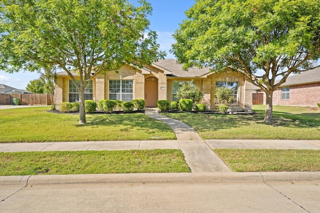 view of front of home featuring a front lawn