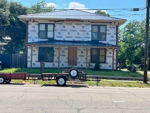 view of front facade featuring a front yard