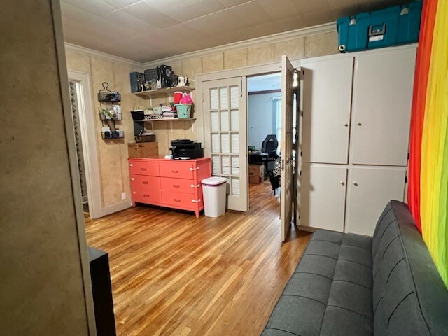 kitchen with crown molding and light hardwood / wood-style flooring