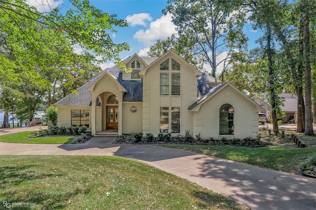 view of front facade featuring a front yard