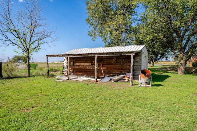 view of yard featuring an outdoor structure and a rural view