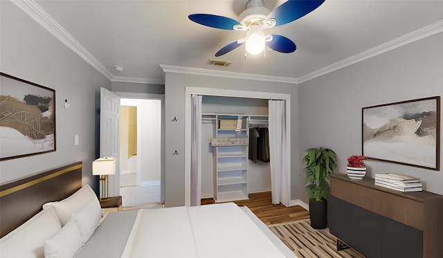 bedroom with ceiling fan, ornamental molding, a closet, and light hardwood / wood-style floors