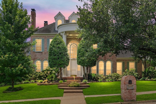 view of front of property featuring a yard