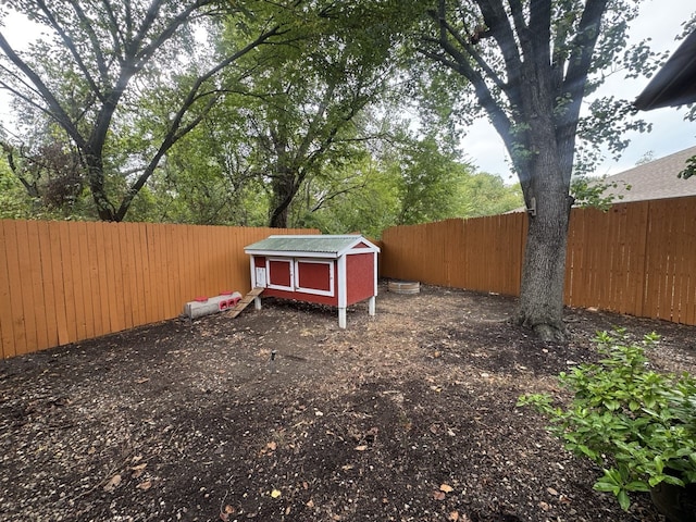 view of yard featuring a storage unit