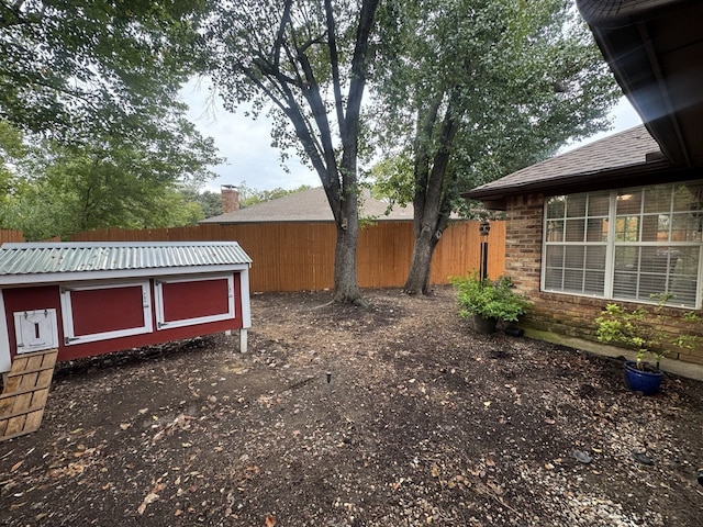 view of yard with a storage shed