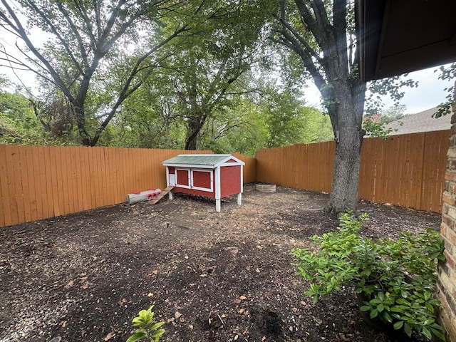 view of yard featuring a storage shed