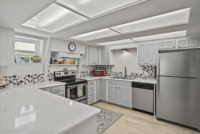 315 Highlander Hts, Hideaway, TX 75771 - kitchen featuring a sink, decorative backsplash, light wood-type flooring, stainless steel appliances, and under cabinet range hood