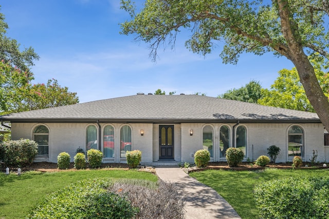 single story home featuring a front yard