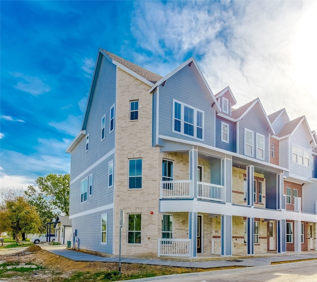 view of front of home featuring a balcony