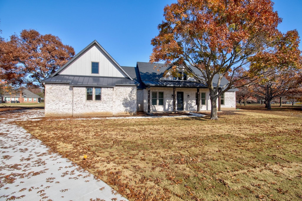 view of front of house featuring a front lawn