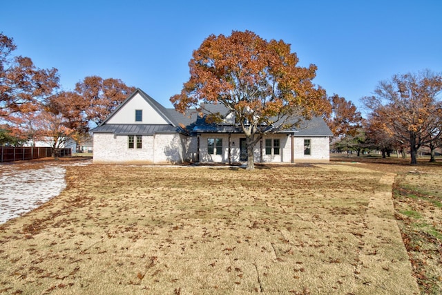 view of front facade with a front lawn