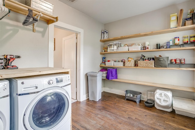 washroom with dark wood-type flooring and independent washer and dryer