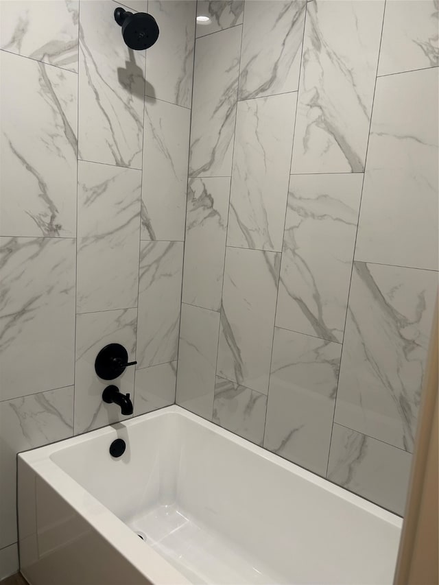 bathroom with tiled shower / bath combo