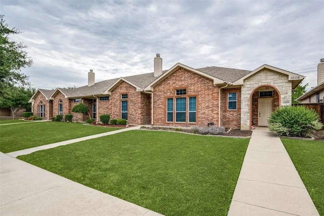 view of front of property with a front lawn