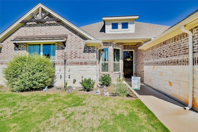 view of front of house featuring a front lawn