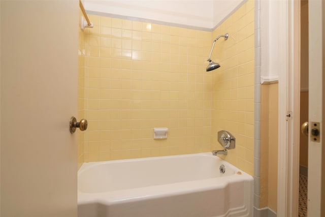 bathroom featuring tiled shower / bath