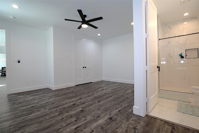 unfurnished room with dark wood-type flooring and ceiling fan