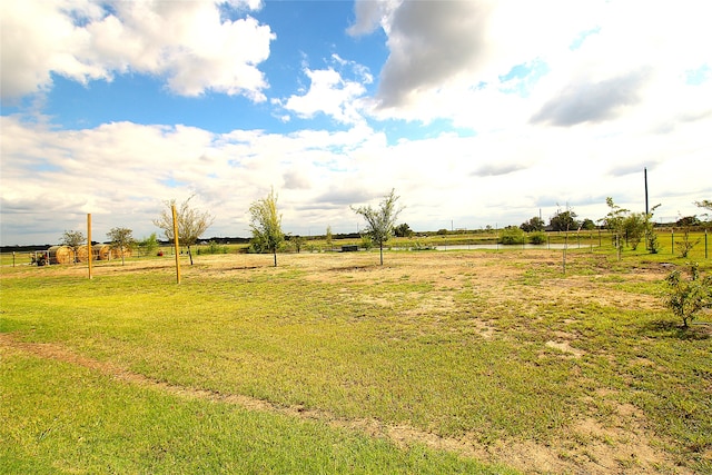 view of yard featuring a rural view