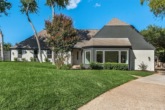 view of front of house featuring a front yard