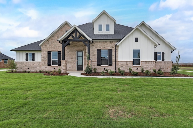 view of front of house featuring a front yard