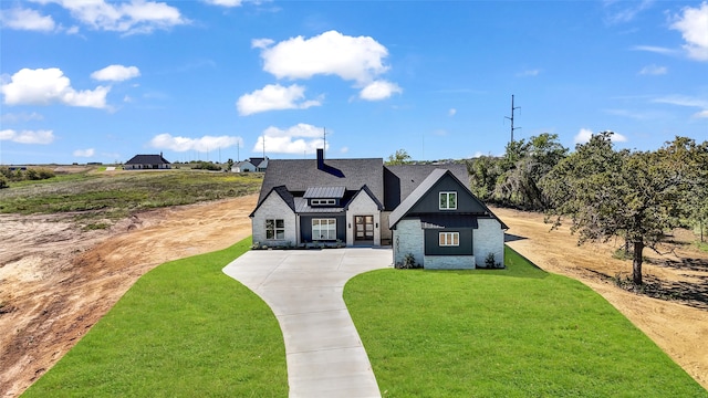 view of front of property featuring a front lawn