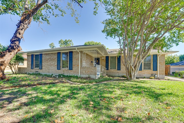 single story home featuring a front lawn