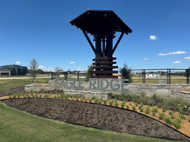 community sign featuring a yard