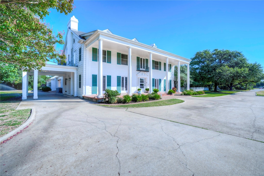 view of front of property featuring a carport