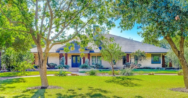 view of front of property with a front yard