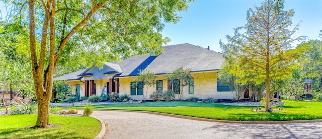 view of front of home featuring a front lawn