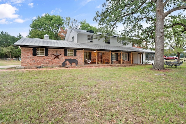 view of front of house with a front lawn