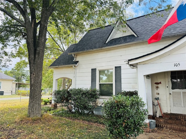 view of front of home featuring a front yard