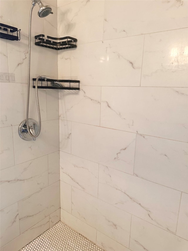 bathroom featuring a tile shower