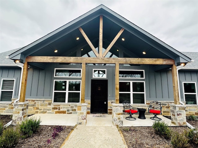 entrance to property featuring covered porch