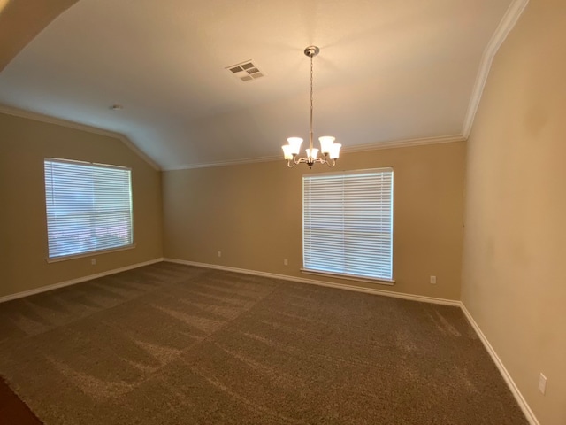 carpeted spare room with an inviting chandelier, lofted ceiling, and ornamental molding