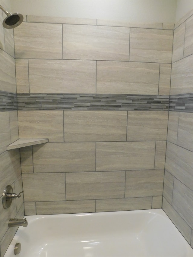 bathroom with tiled shower / bath