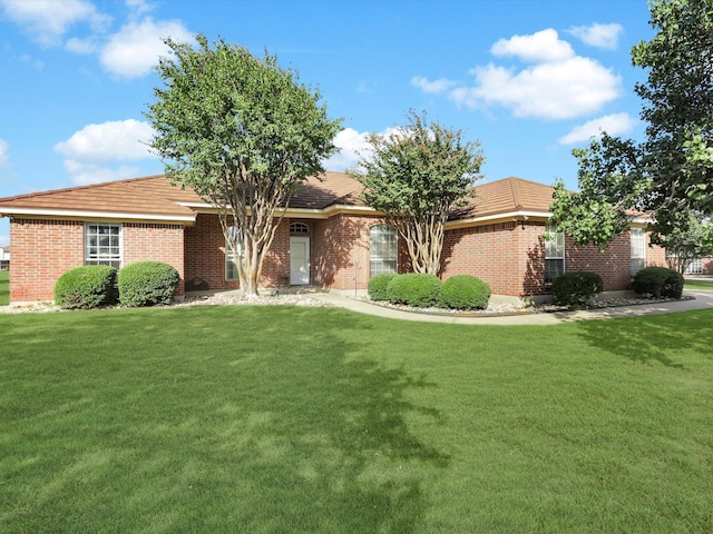 single story home with a front yard